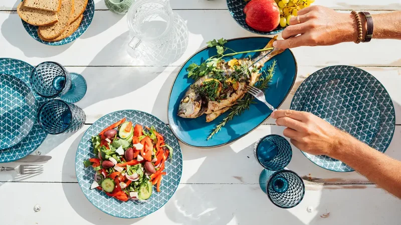 Dieta higado graso, plato de pescado y fruta
